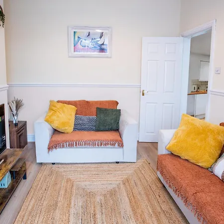 Spacious 3 Bed With Free Parking 20mins From Center Manchester