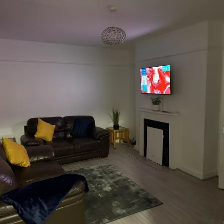 Cozy 3 Bed House - With Free Parking & Wifi * Manchester