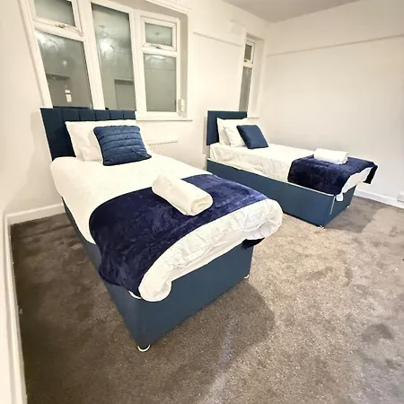 Cozy 3 Bed House - With Free Parking & Wifi *