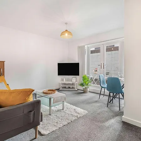 Old Trafford With Free Parking *