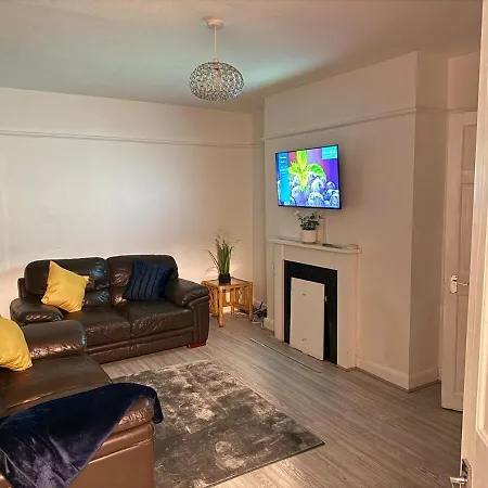 Cozy 3 Bed House - With Free Parking & Wifi Nyaraló