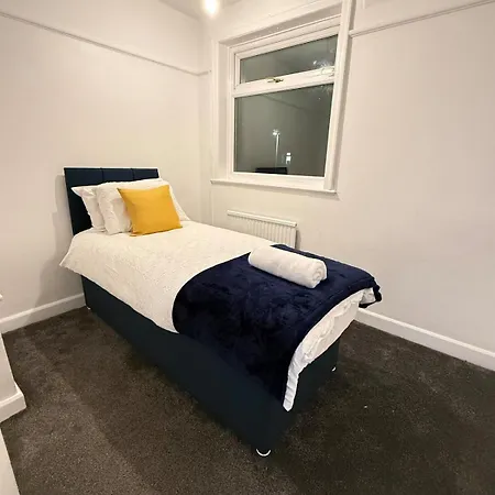 Nyaraló Cozy 3 Bed House - With Free Parking & Wifi