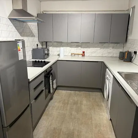 Cozy 3 Bed House - With Free Parking & Wifi *