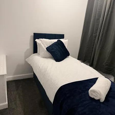 Cozy 3 Bed House - With Free Parking & Wifi Nyaraló *