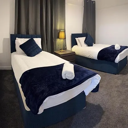 Cozy 3 Bed House - With Free Parking & Wifi *