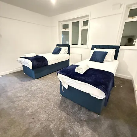 Cozy 3 Bed House - With Free Parking & Wifi Nyaraló *