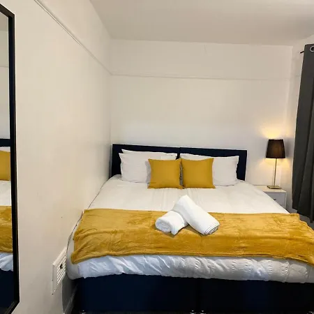 Cozy 3 Bed House - With Free Parking & Wifi * Manchester