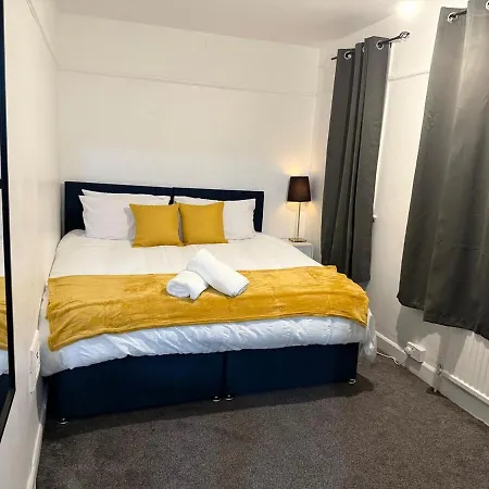 Holiday home Cozy 3 Bed House - With Free Parking & Wifi *