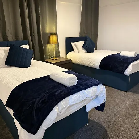 Cozy 3 Bed House - With Free Parking & Wifi
