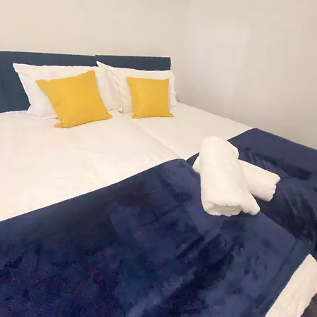 Cozy 3 Bed House - With Free Parking & Wifi Nyaraló *
