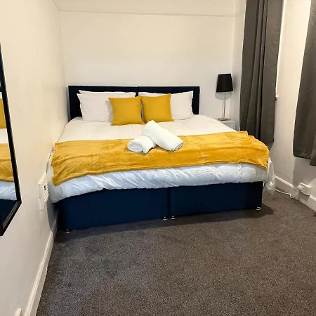 Holiday home Cozy 3 Bed House - With Free Parking & Wifi *