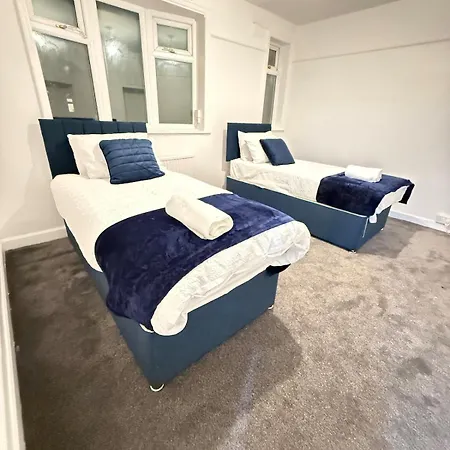 Cozy 3 Bed House - With Free Parking & Wifi *