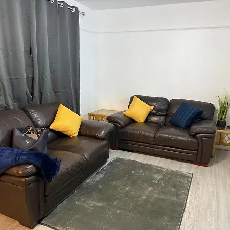 Cozy 3 Bed House - With Free Parking & Wifi Manchester
