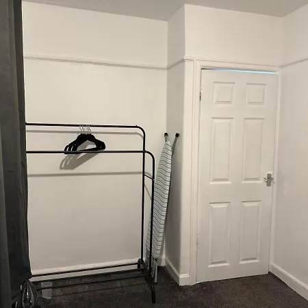 Cozy 3 Bed House - With Free Parking & Wifi Nyaraló