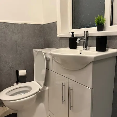 Cozy 3 Bed House - With Free Parking & Wifi Nyaraló *
