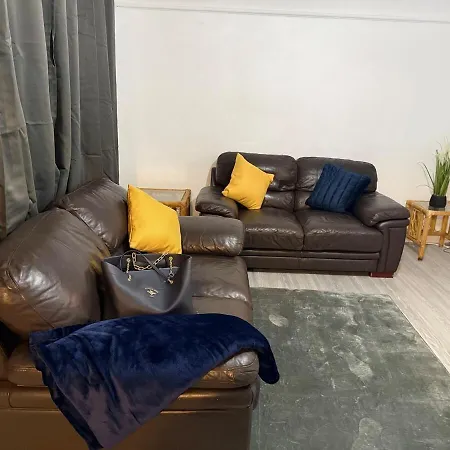 Cozy 3 Bed House - With Free Parking & Wifi *