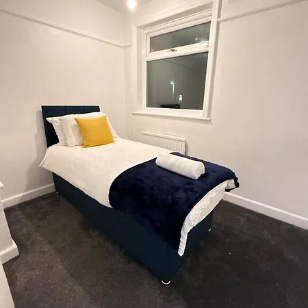 Cozy 3 Bed House - With Free Parking & Wifi