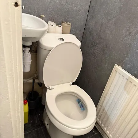 Cozy 3 Bed House - With Free Parking & Wifi Nyaraló