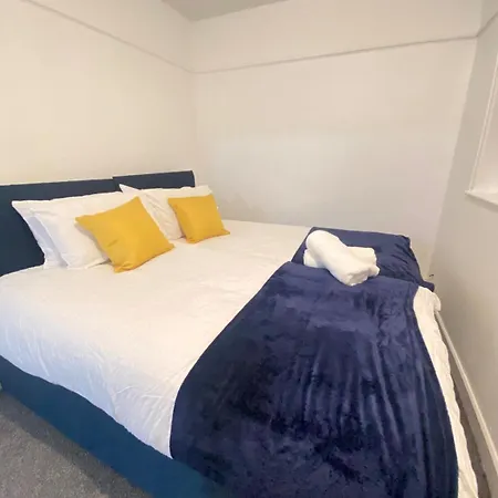 Cozy 3 Bed House - With Free Parking & Wifi