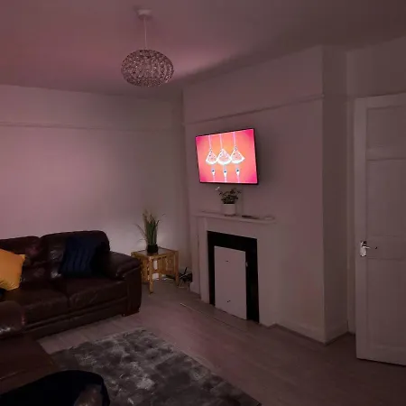 Cozy 3 Bed House - With Free Parking & Wifi *