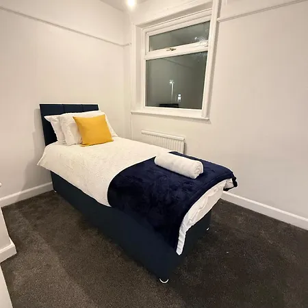 Cozy 3 Bed House - With Free Parking & Wifi Nyaraló