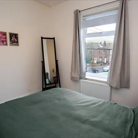 Apartment Spacious 3 Bed With Free Parking 20mins From Center