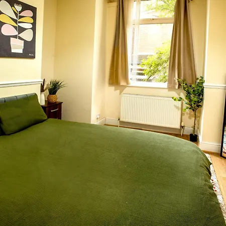 Spacious 3 Bed With Free Parking 20mins From Center * Manchester