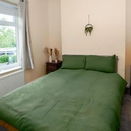 Apartment Spacious 3 Bed With Free Parking 20mins From Center