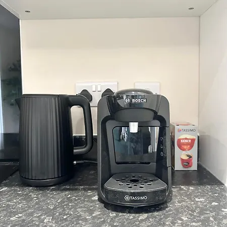 1 Bedroom Flat - Short Lets & Serviced Accommodation Manchester With Free Super-Fast Wifi & Parking - Sleeps 4