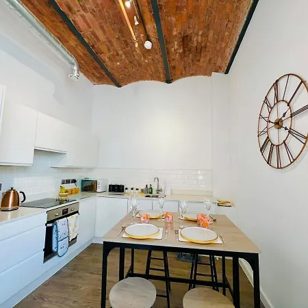 Chic Mill With Canal Views * マンチェスター