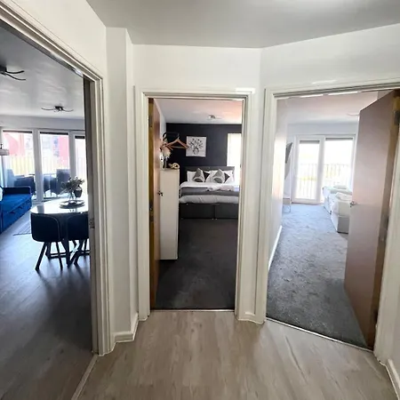 Serene 2-bed Flat With Canal Views - Coop Live & Ethiad Manchester