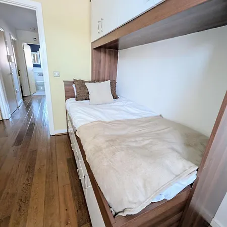 Modern Townhouse Near Coop Live Etihad