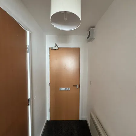 Modern And Cosy 1 Bedroom In The Heart Of In Trafford, Private Parking, Free Wi Fi, Self Check In And Late Check In Any Time Perfect Location Apartment