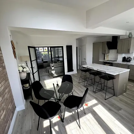 Spacious, Cosy & Stylish 3 Bed In Salford, Near Trafford Park - Free Parking *