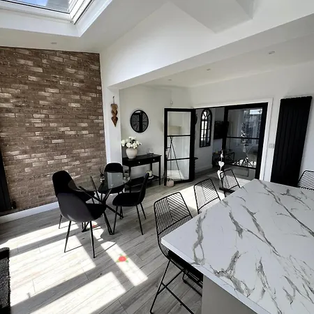 Vakantiehuis Spacious, Cosy & Stylish 3 Bed In Salford, Near Trafford Park - Free Parking Manchester