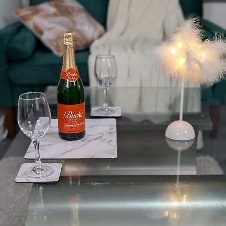 The Ruby Haven, Didsbury - 15mins To Airport - Opp The Christie's Nhs - Sleeps 5 * Manchester