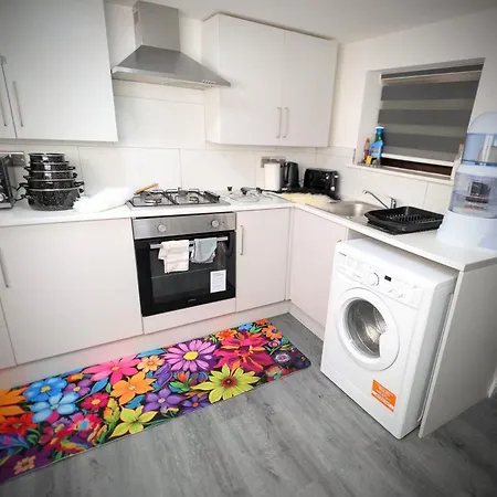 The Ruby Haven, Didsbury - 15mins To Airport - Opp The Christie's Nhs - Sleeps 5 * Manchester