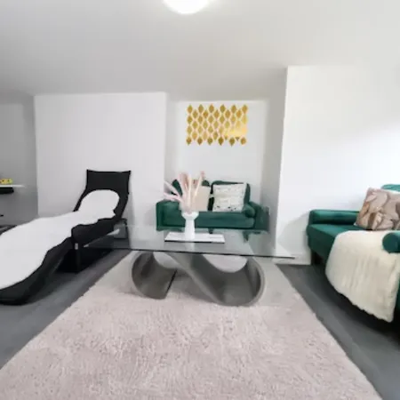 The Ruby Haven, Didsbury - 15mins To Airport - Opp The Christie's Nhs - Sleeps 5 Apartment