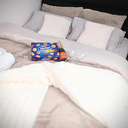 Apartment The Ruby Haven, Didsbury - 15mins To Airport - Opp The Christie's Nhs - Sleeps 5 *