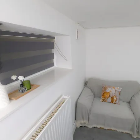 The Ruby Haven, Didsbury - 15mins To Airport - Opp The Christie's Nhs - Sleeps 5 Apartment