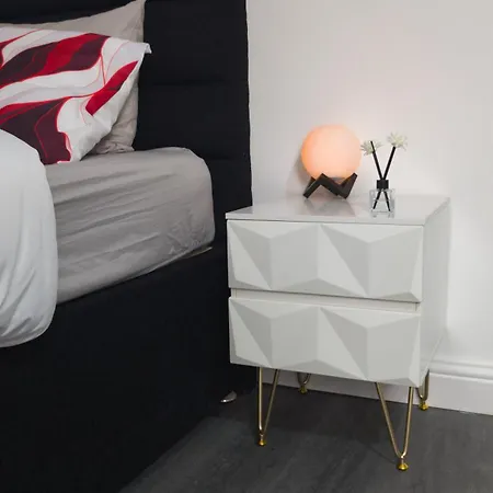 The Ruby Haven, Didsbury - 15mins To Airport - Opp The Christie's Nhs - Sleeps 5 Apartment *