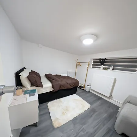 The Ruby Haven, Didsbury - 15mins To Airport - Opp The Christie's Nhs - Sleeps 5 Apartment Manchester