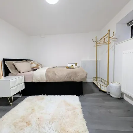 The Ruby Haven, Didsbury - 15mins To Airport - Opp The Christie's Nhs - Sleeps 5 * Manchester