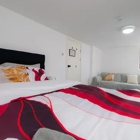 The Ruby Haven, Didsbury - 15mins To Airport - Opp The Christie's Nhs - Sleeps 5 Apartment