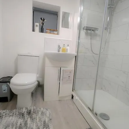 The Ruby Haven, Didsbury - 15mins To Airport - Opp The Christie's Nhs - Sleeps 5 Apartment *