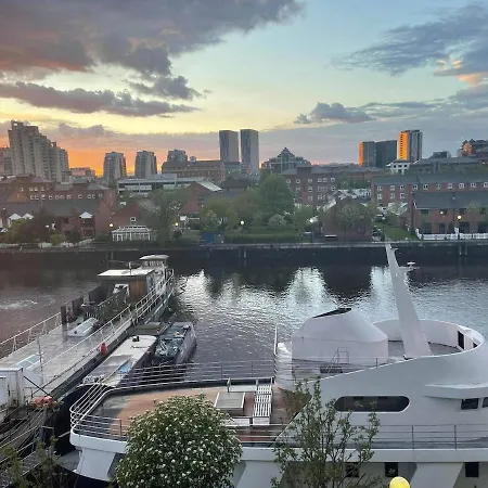 Quays Icon By The Water Apartment Manchester