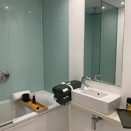 Quays Icon By The Water アパート マンチェスター