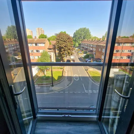 2 Bed Centre Flat Balcony Free Parking * Manchester