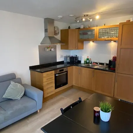 Modern One Bedroom Apartment *