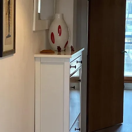 Modern One Bedroom Apartment *